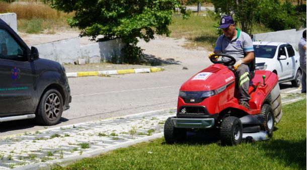 ALTIEYLÜL'DE PARKLARA BAHAR BAKIMI