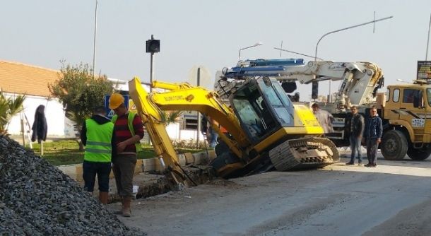 Ayvalık`ta Kepçe ¨Kendi Kazdığı Çukura Düştü¨