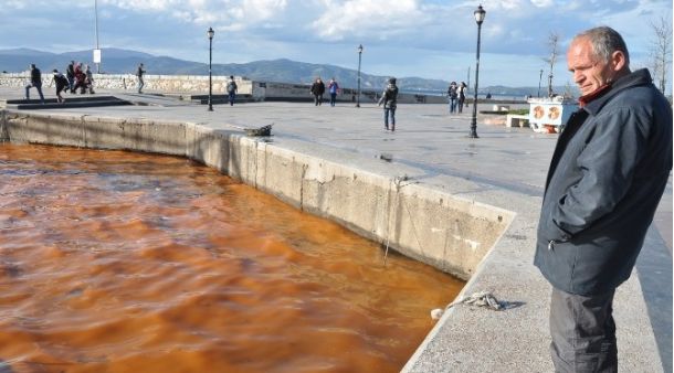 Bandırma'da Marmara Denizi Kırmızıya Bulandı!