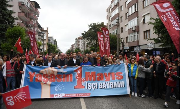 BAŞKAN ŞEHİRLİ 1 MAYIS’TA EMEKÇİLERLE BİRLİKTE YÜRÜDÜ